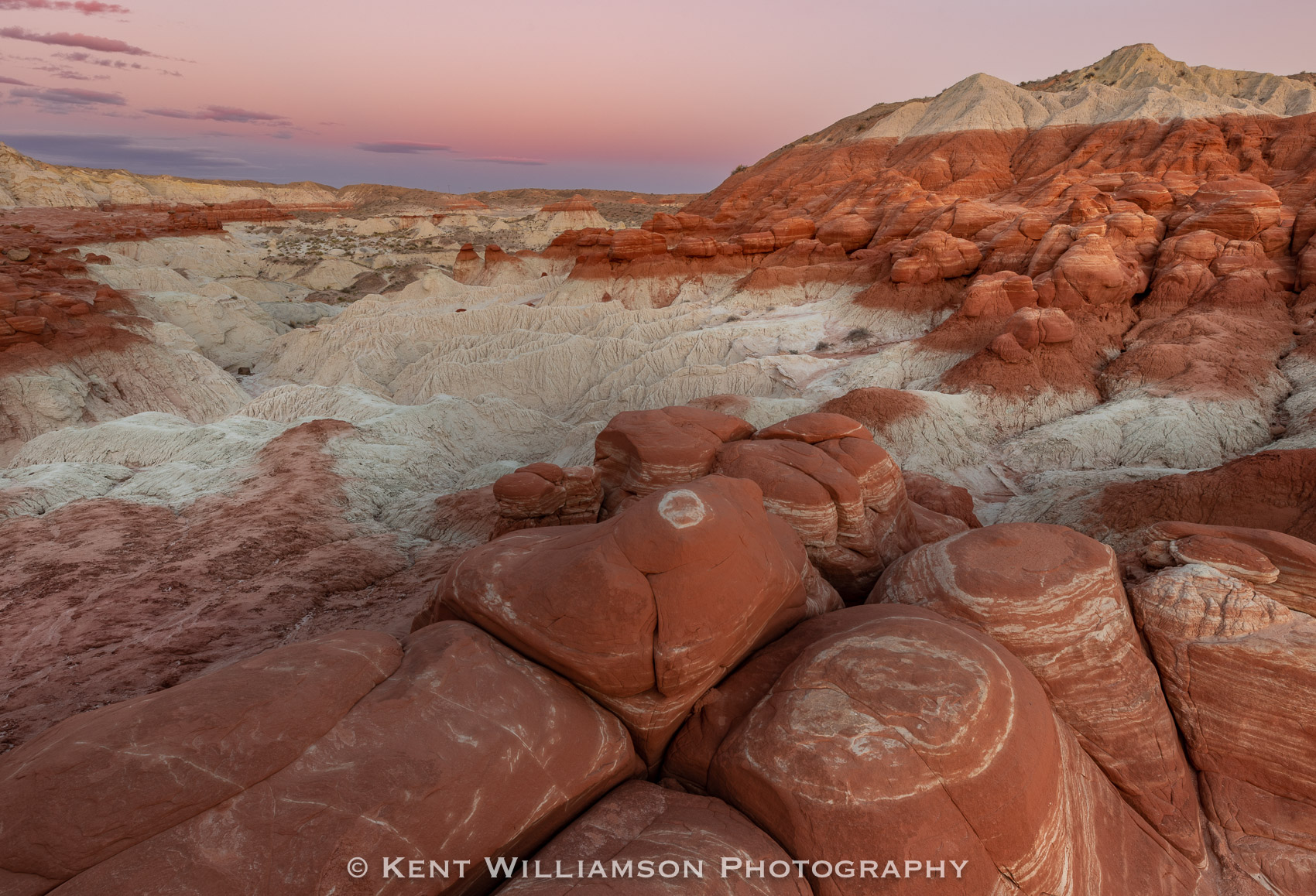 Night approaches the desert Colorful sunset over Glean Canyon National Recreation area